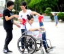 Ngồi xe lăn thử làm người khuyết tật